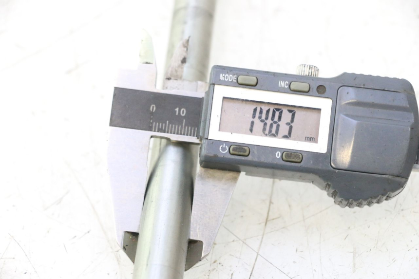 photo de REAR WHEEL AXLE RIEJU MRT PRO SUPERMOTARD 50 (2007 - 2018) - Technical close-up