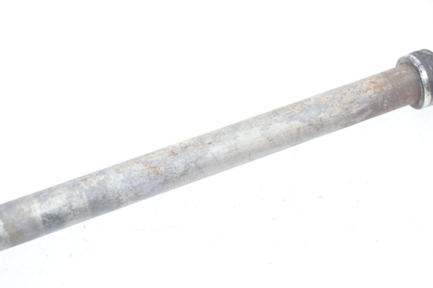 photo de REAR WHEEL AXLE YAMAHA MT-07 MT07 ABS 700 (2014 - 2017) - Technical close-up