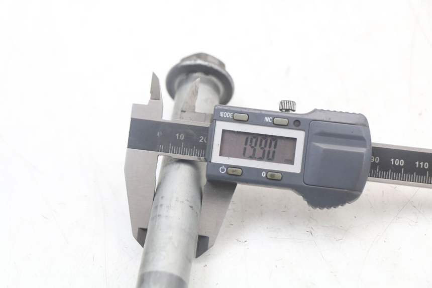 photo de REAR WHEEL AXLE HONDA NTV DEAUVILLE 650 (1998 - 2001) - Alternative perspective