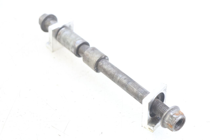 photo de REAR WHEEL AXLE YCF PILOT 125 - Technical close-up