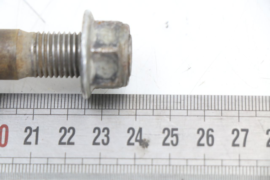 photo de REAR WHEEL AXLE YCF PIT BIKE 125 (2010 - 2018) - Zoom on usage condition