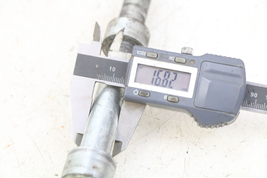 photo de REAR WHEEL AXLE YAMASAKI RAPTOR 50 (2013 - 2018) - Alternative perspective