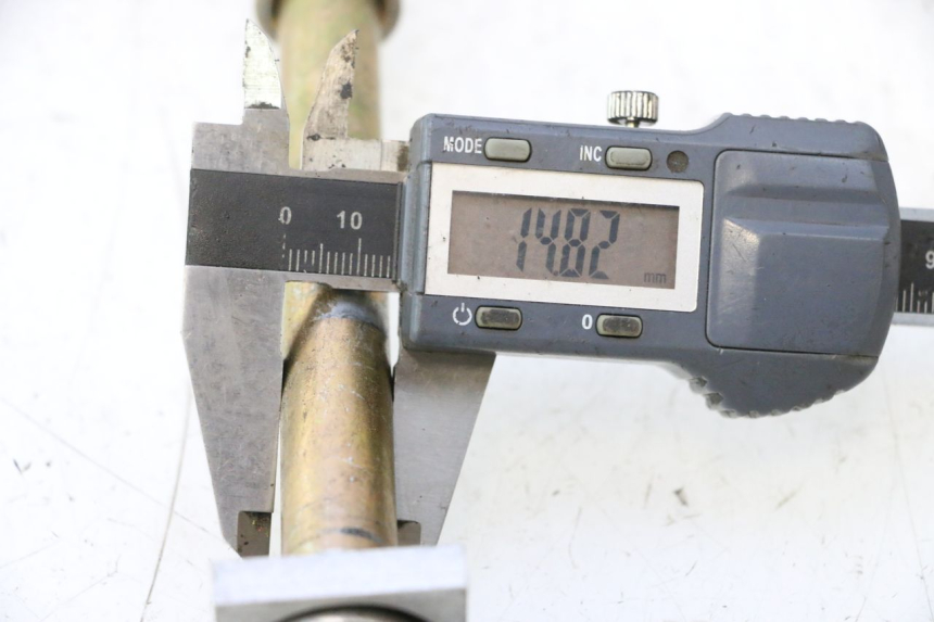 photo de REAR WHEEL AXLE APOLLO RFZ 150 - Alternative perspective