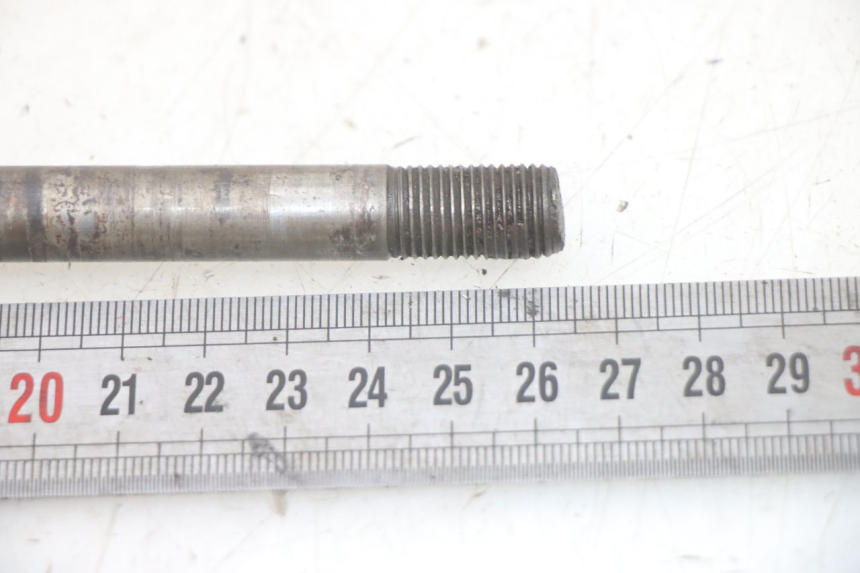photo de REAR WHEEL AXLE GILERA RK 50 (1996 - 1999) - Zoom on usage condition