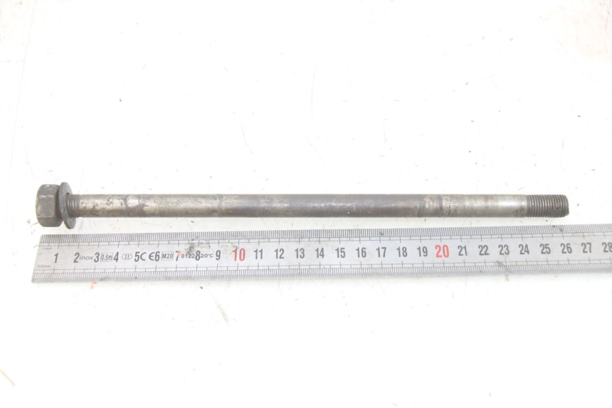 photo de REAR WHEEL AXLE GILERA RK 50 (1996 - 1999) - Alternative perspective