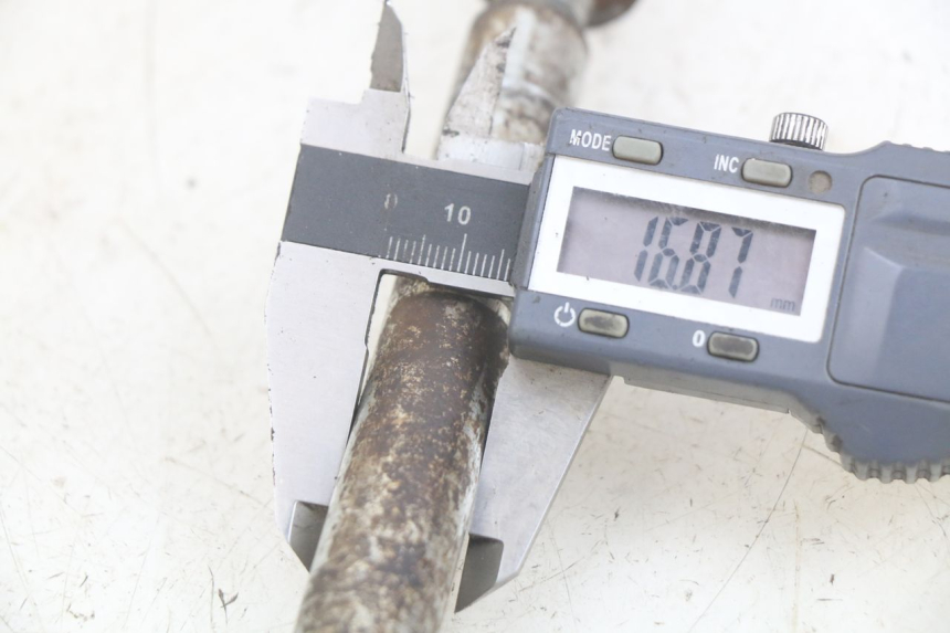 photo de REAR WHEEL AXLE YAMASAKI ROADSTER 50 (2013 - 2018) - Alternative perspective