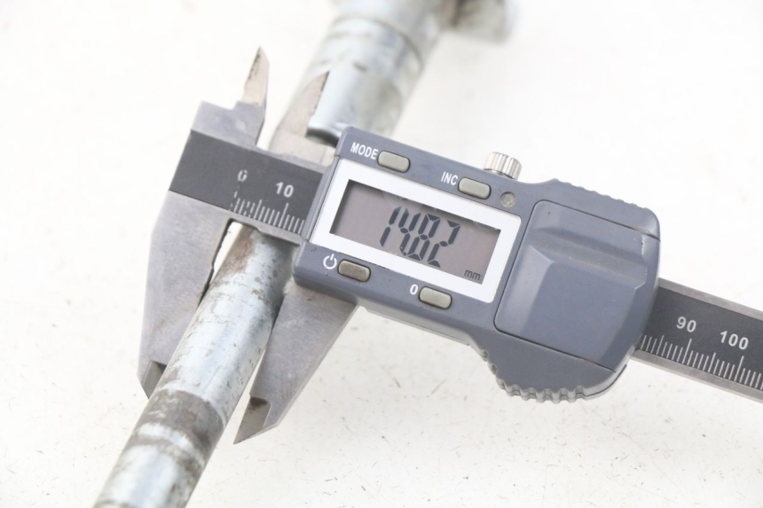 photo de REAR WHEEL AXLE MINI MX ROOKIE 125 - Technical close-up