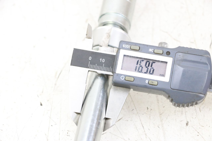 photo de REAR WHEEL AXLE ROYAL ENFIELD CONTINENTAL GT 650 (2019 - 2024) - Component detail