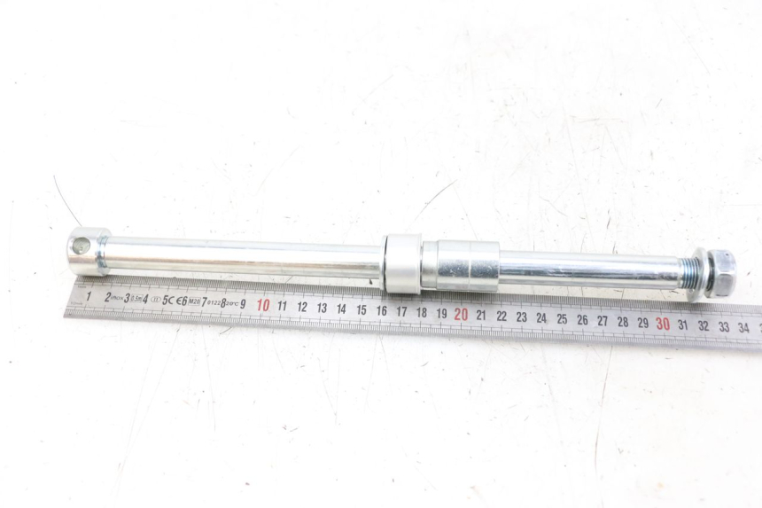 photo de REAR WHEEL AXLE ROYAL ENFIELD CONTINENTAL GT 650 (2019 - 2024) - Zoom on usage condition