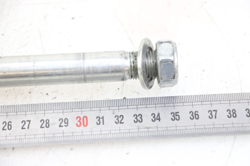 photo de REAR WHEEL AXLE ROYAL ENFIELD HYMALAYAN 410 (2016 - 2023) - Zoom on usage condition