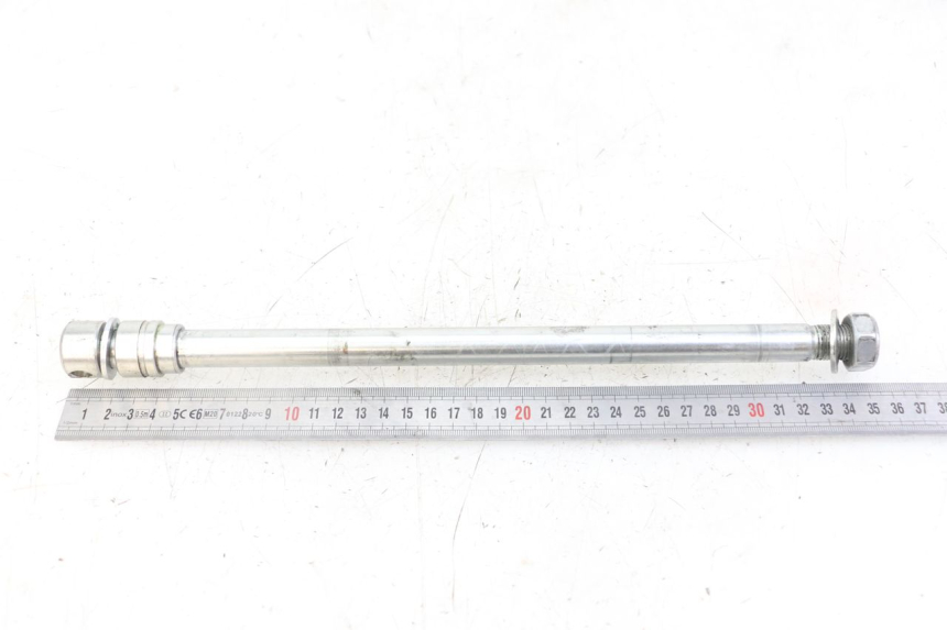 photo de REAR WHEEL AXLE ROYAL ENFIELD HYMALAYAN 410 (2016 - 2023) - Alternative perspective