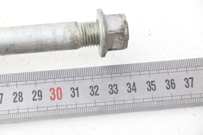 photo de REAR WHEEL AXLE SUZUKI RV VAN VAN 125 (2003 - 2008) - Zoom on usage condition