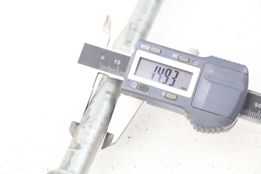 photo de REAR WHEEL AXLE SUZUKI RV VAN VAN 125 (2003 - 2008) - Technical close-up