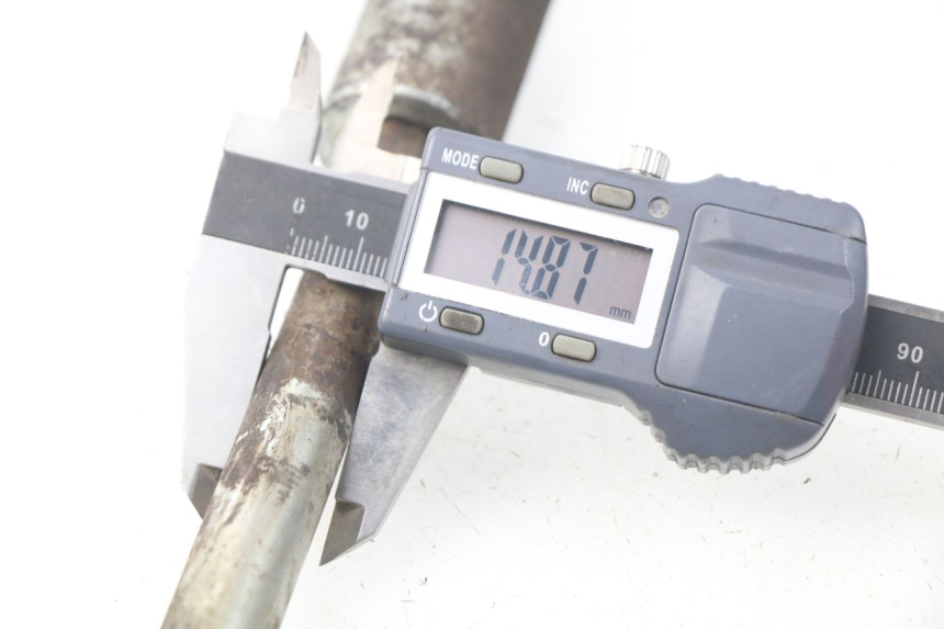 photo de REAR WHEEL AXLE MASH SEVENTY FIVE 125 (2013 - 2021) - Technical close-up