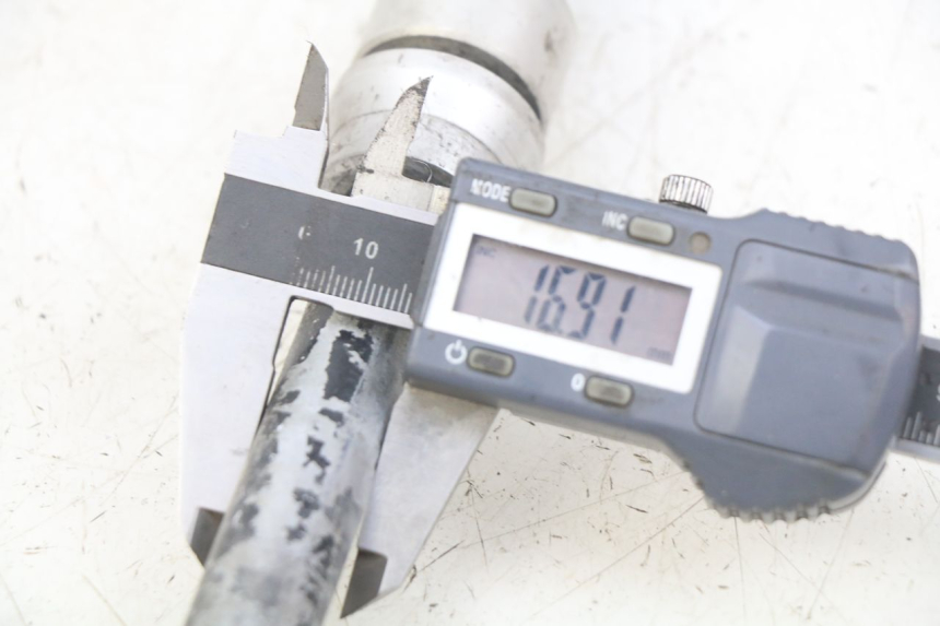 photo de REAR WHEEL AXLE GAS-GAS SM ROOKIE 50 (2001 - 2005) - Alternative perspective