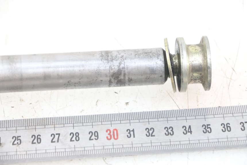photo de REAR WHEEL AXLE TRIUMPH SPEED TRIPLE T301 900 (1994 - 1996) - Component detail