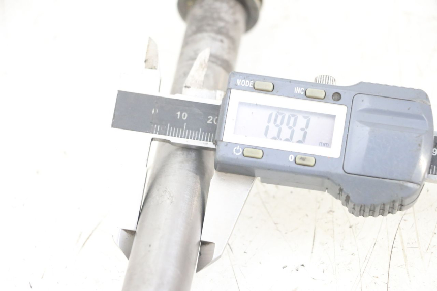 photo de REAR WHEEL AXLE TRIUMPH SPEED TRIPLE T301 900 (1994 - 1996) - Alternative perspective