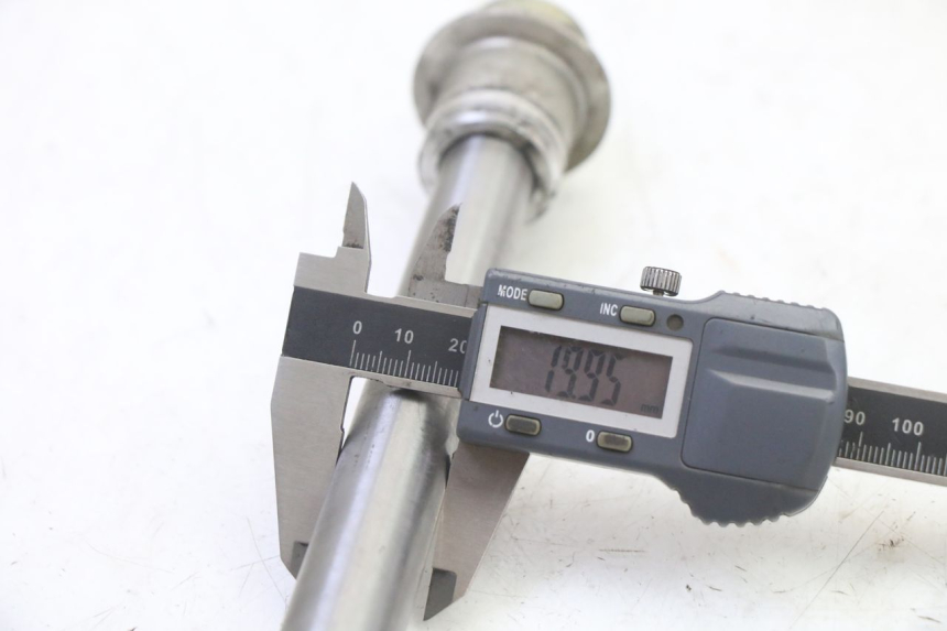 photo de REAR WHEEL AXLE TRIUMPH SPRINT 900 (1995 - 1998) - Technical close-up