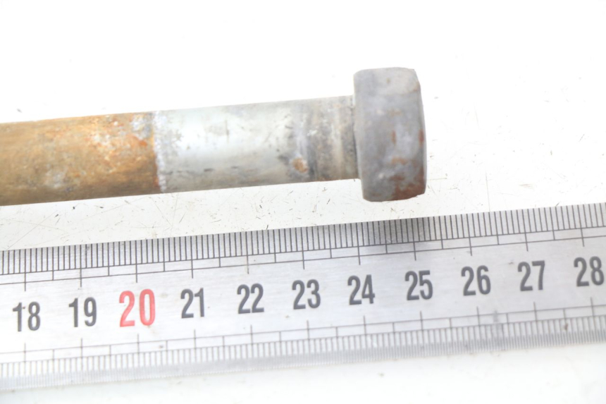 photo de REAR WHEEL AXLE YAMAHA SR 125 (1982 - 2003) - Zoom on usage condition