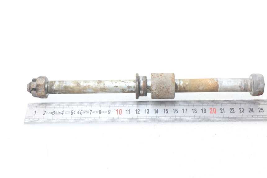 photo de REAR WHEEL AXLE YAMAHA SR 125 (1982 - 2003) - Alternative perspective
