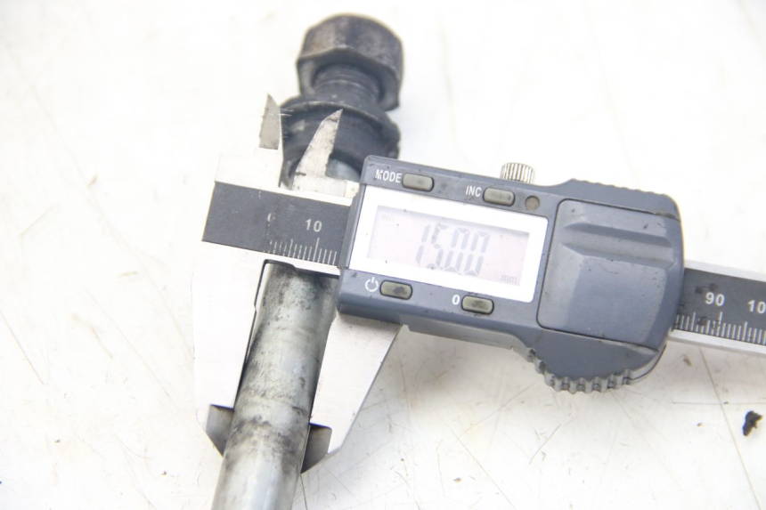 photo de REAR WHEEL AXLE YAMAHA SR 125 (1982 - 2003) - Zoom on usage condition