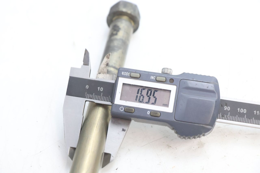 photo de REAR WHEEL AXLE DUCATI SS IE DS CARENEE 1000 (2002 - 2006) - Technical close-up