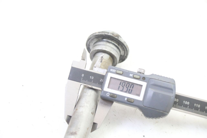 photo de REAR WHEEL AXLE HONDA ST PAN EUROPEAN 1300 (2002 - 2013) - Technical close-up