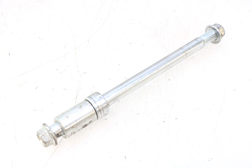 photo de REAR WHEEL AXLE YAMASAKI STREET 50 (2013 - 2018) - Alternative perspective