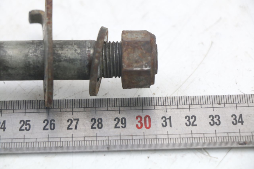 photo de REAR WHEEL AXLE SUZUKI GS F 500 (2004 - 2007) - Alternative perspective