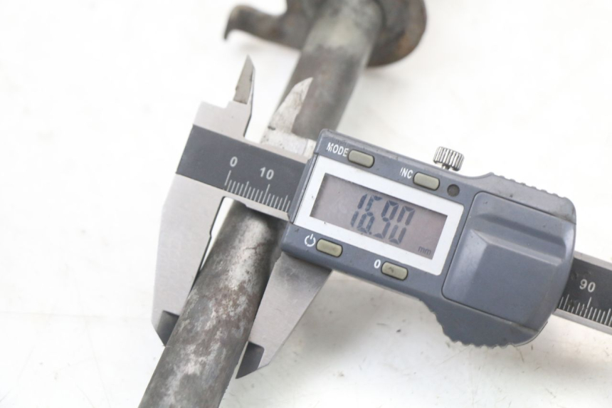 photo de REAR WHEEL AXLE SUZUKI GS F 500 (2004 - 2007) - Technical close-up