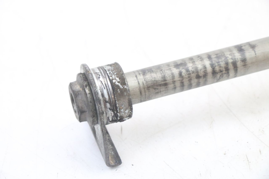 photo de REAR WHEEL AXLE SUZUKI GSF S BANDIT 600 (2000 - 2004) - Component detail