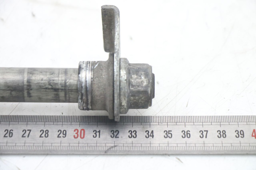 photo de REAR WHEEL AXLE SUZUKI GSF S BANDIT 600 (2000 - 2004) - Technical close-up