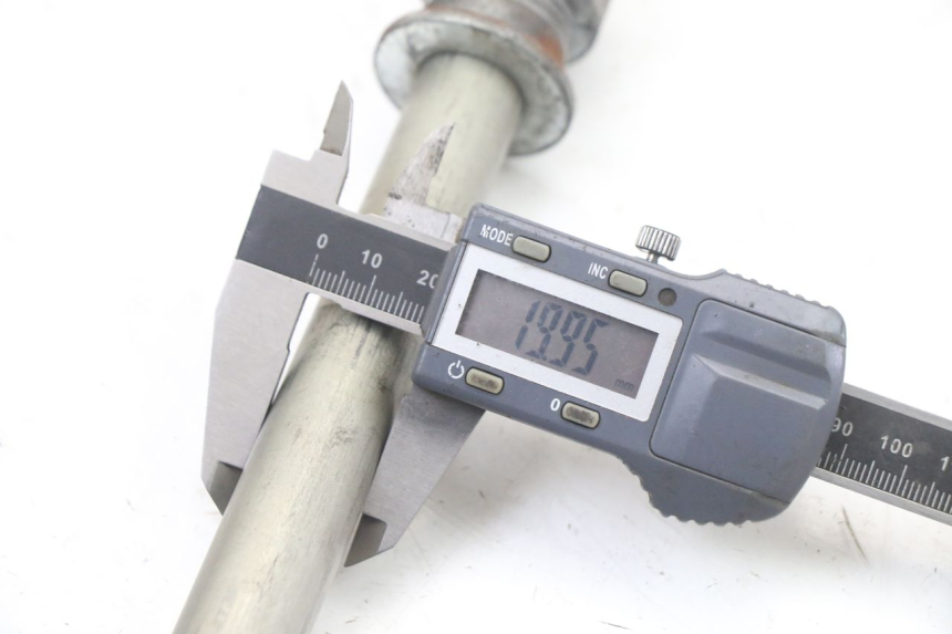 photo de REAR WHEEL AXLE SUZUKI GSX F GSXF 650 (2007 - 2015) - Technical close-up