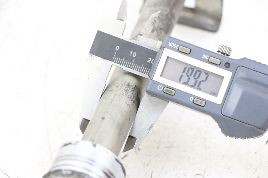 photo de REAR WHEEL AXLE SUZUKI GSX F GSXF 650 (2007 - 2015) - Component detail