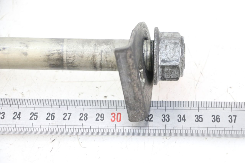 photo de REAR WHEEL AXLE SUZUKI GSX F GSXF 650 (2007 - 2015) - Zoom on usage condition