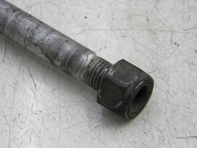 photo de REAR WHEEL AXLE SUZUKI TU X TUX VOLTY 125 (1999 - 2001) - Zoom on usage condition