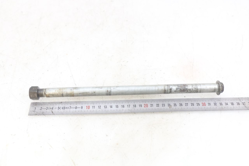 photo de REAR WHEEL AXLE SUZUKI SV N 650 (1999 - 2002) - Zoom on usage condition