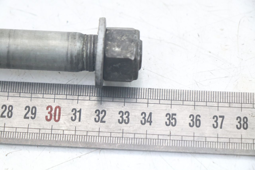 photo de REAR WHEEL AXLE SUZUKI SV N 650 (1999 - 2002) - Zoom on usage condition