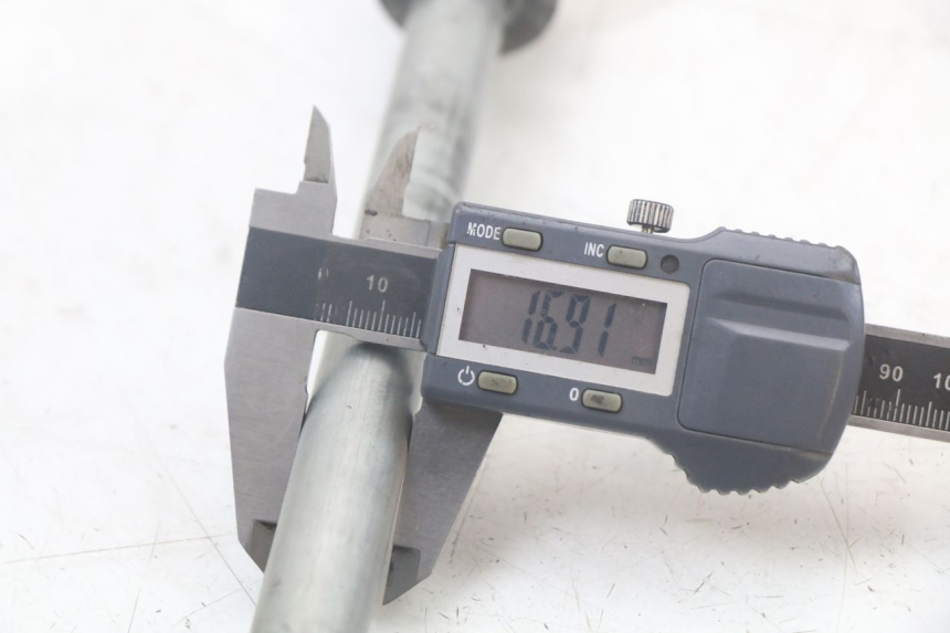 photo de REAR WHEEL AXLE SUZUKI SV N 650 (1999 - 2002) - Alternative perspective