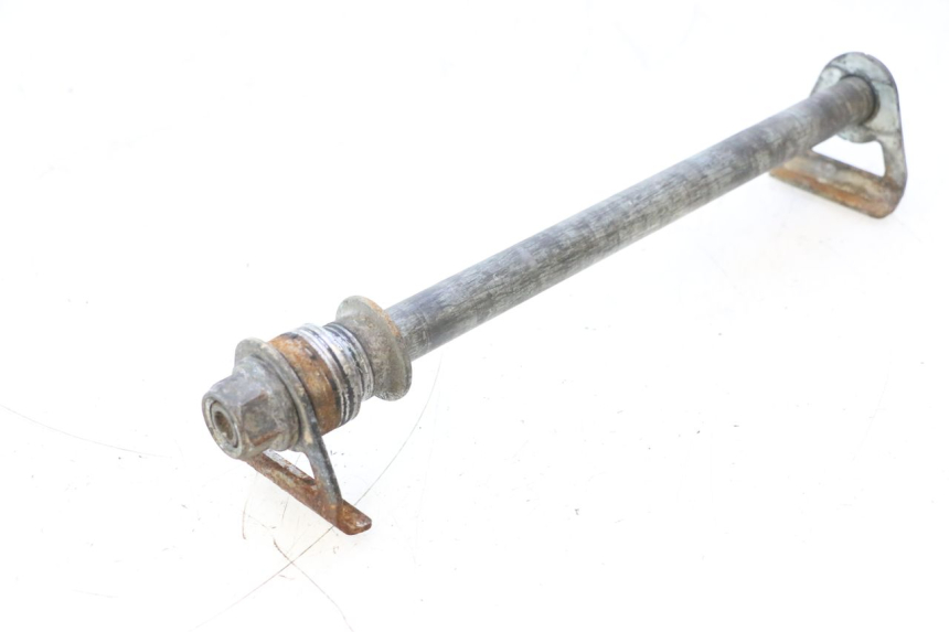 photo de REAR WHEEL AXLE SUZUKI SV S 650 (2003 - 2009) - Technical close-up