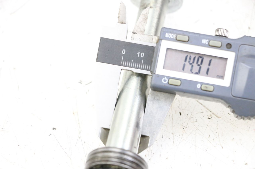 photo de REAR WHEEL AXLE HUSQVARNA SVARTPILEN 401 (2018 - 2023) - Component detail