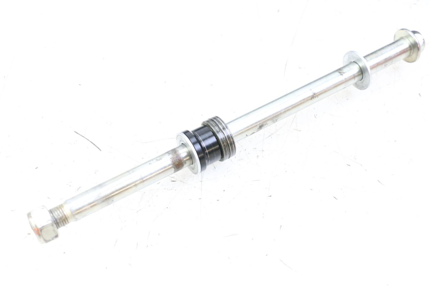 photo de REAR WHEEL AXLE HUSQVARNA SVARTPILEN 401 (2018 - 2023) - Technical close-up