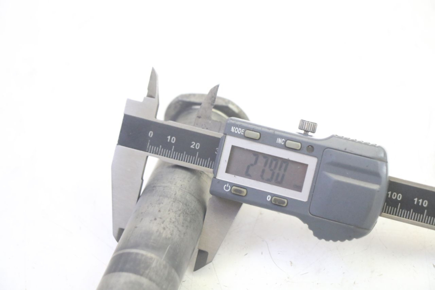 photo de REAR WHEEL AXLE YAMAHA TDM ABS 900 (2002 - 2014) - Technical close-up