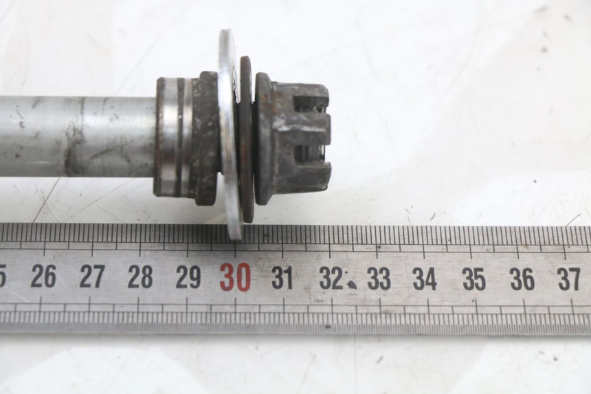 photo de REAR WHEEL AXLE YAMAHA TDR DELTABOX 125 (1997 - 2003) - Alternative perspective