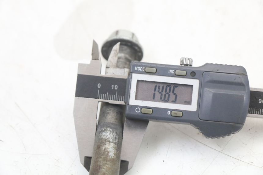 photo de REAR WHEEL AXLE NITRO MOTORS THUNDER 125 - Alternative perspective