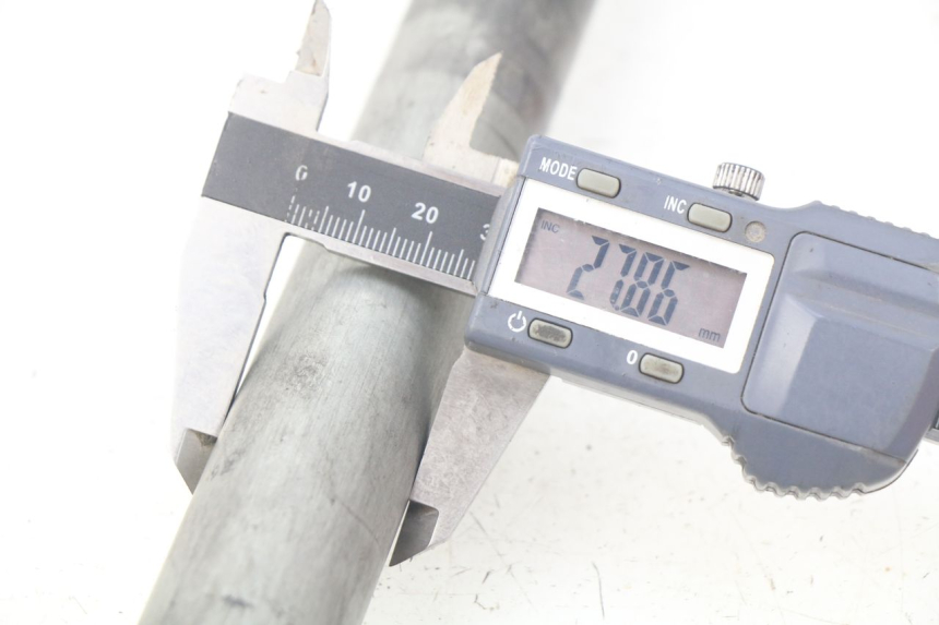 photo de REAR WHEEL AXLE SUZUKI TLS TL S 1000 (1997 - 2001) - Alternative perspective