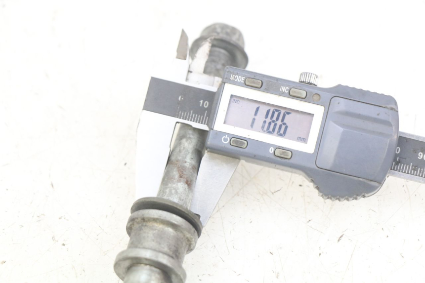 photo de REAR WHEEL AXLE YAMAHA TTR 125 (2000 - 2020) - Component detail