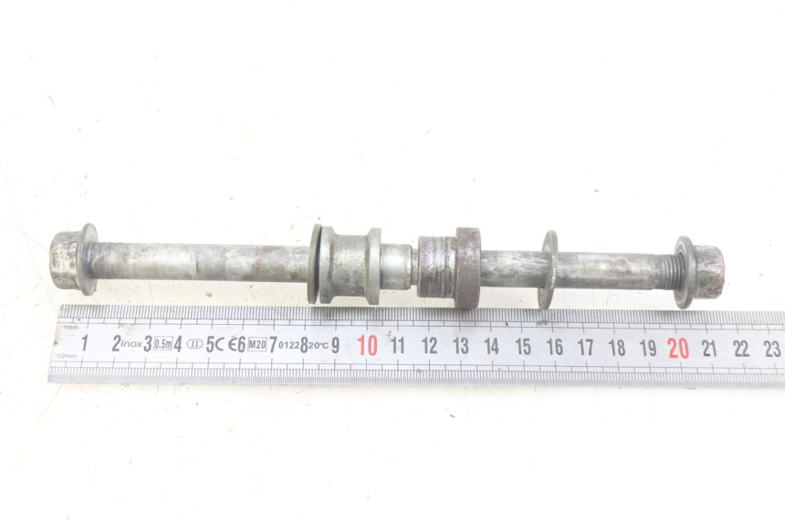 photo de REAR WHEEL AXLE YAMAHA TTR 125 (2000 - 2020) - Technical close-up