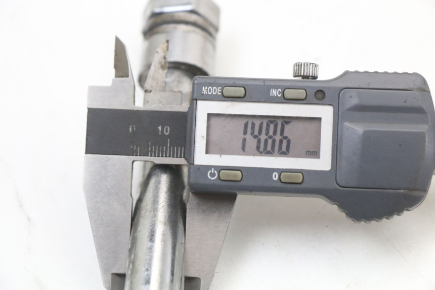 photo de REAR WHEEL AXLE KEEWAY TX 50 (2008 - 2015) - Alternative perspective