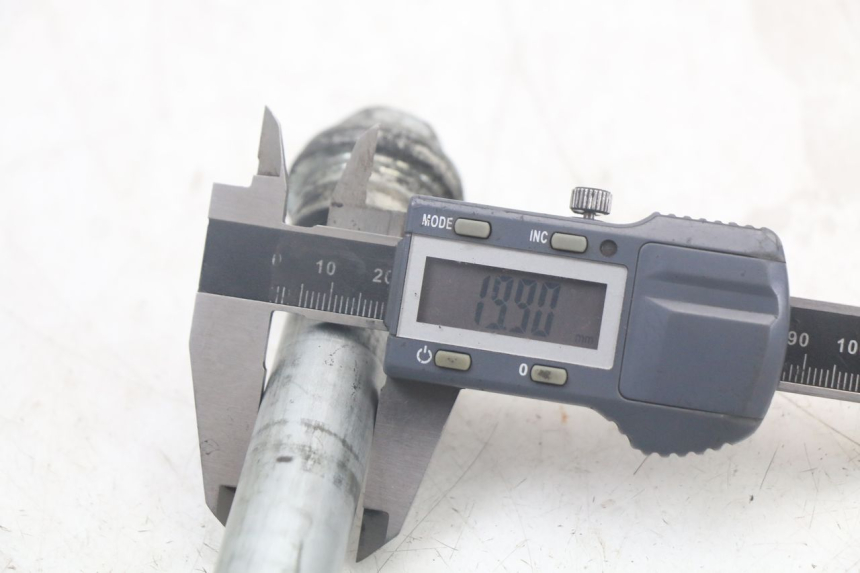 photo de REAR WHEEL AXLE KAWASAKI VERSYS ABS 650 (2015 - 2018) - Alternative perspective